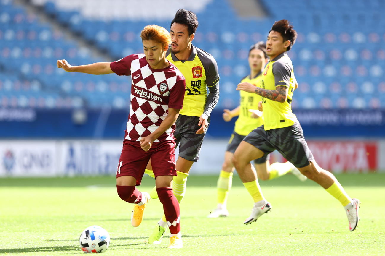 ACL広州恒大戦の前半にドリブルで攻め込む神戸FW小田（左手前）（C）VISSELKOBE