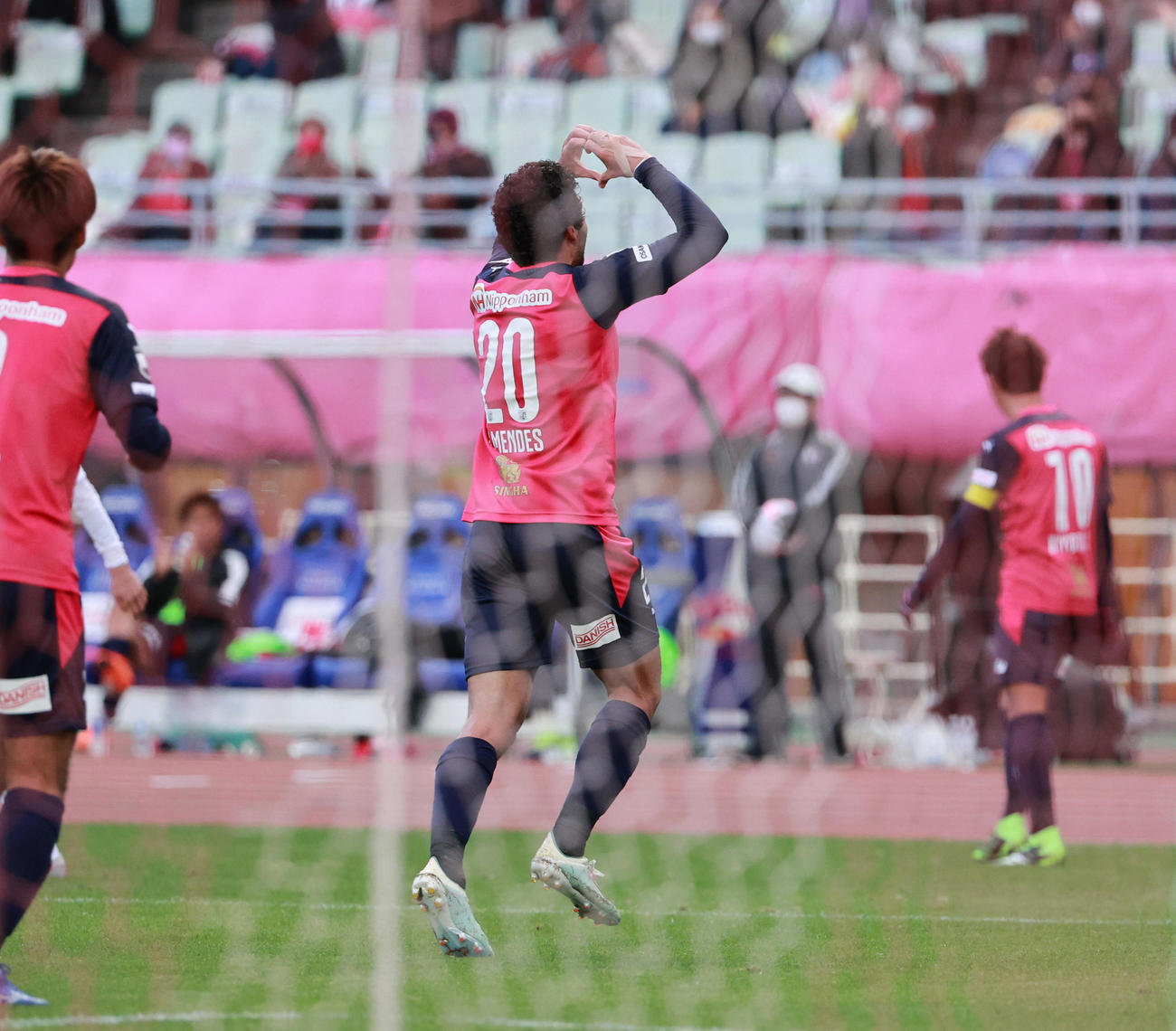 C大阪対横浜FC　後半16分、頭で合わせ先制ゴールを決めるC大阪FWブルーノ・メンデス（撮影・清水貴仁）