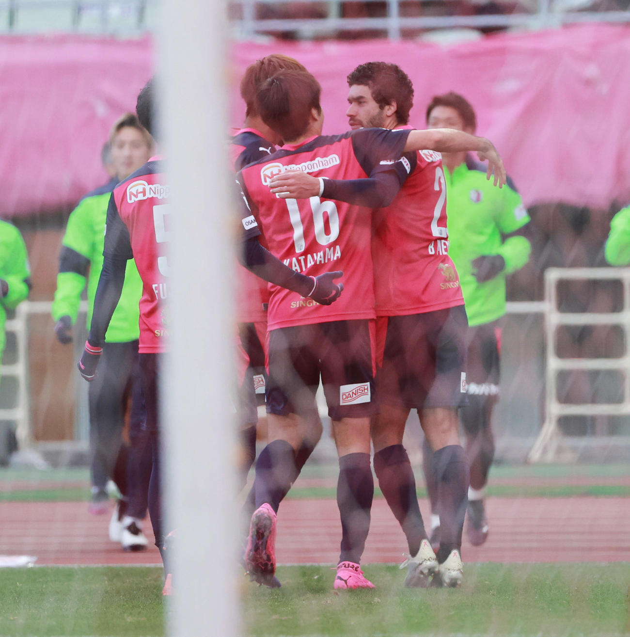 C大阪対横浜FC　後半16分、頭で合わせ先制ゴールを決めるC大阪FWブルーノ・メンデス（右）（撮影・清水貴仁）