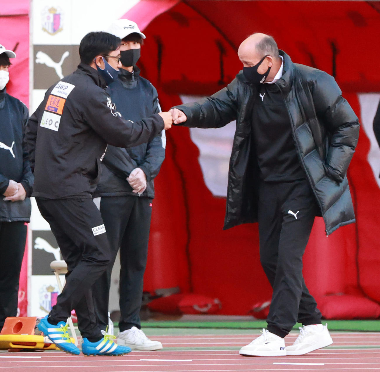 C大阪対横浜FC　試合前にあいさつを交わす横浜FC増田功作監督代行（左）とC大阪ロティーナ監督（撮影・清水貴仁）