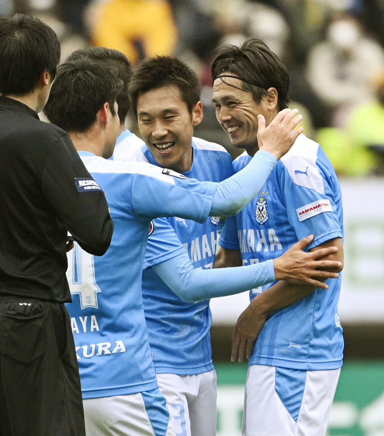 チーム2点目のゴールを決め笑顔の磐田・遠藤（右端）