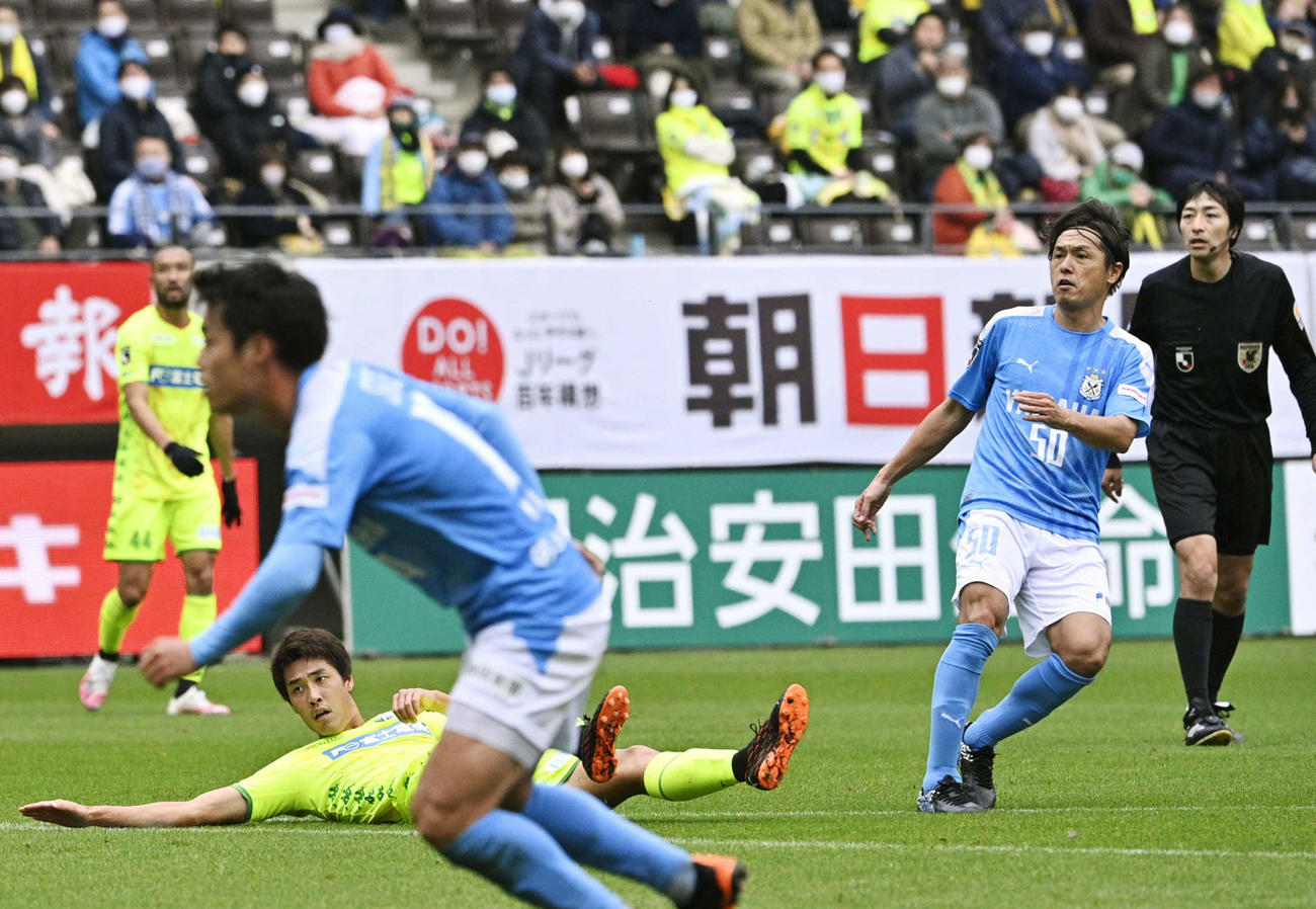 チーム2点目のゴールを決める磐田・遠藤（右）