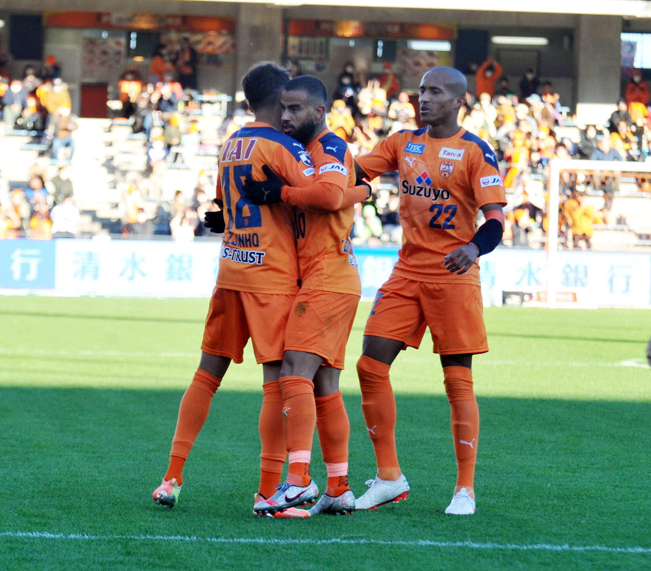 後半19分、同点ゴールを決めたFWカルリーニョス・ジュニオ（中央）はDFエウシーニョと抱き合う