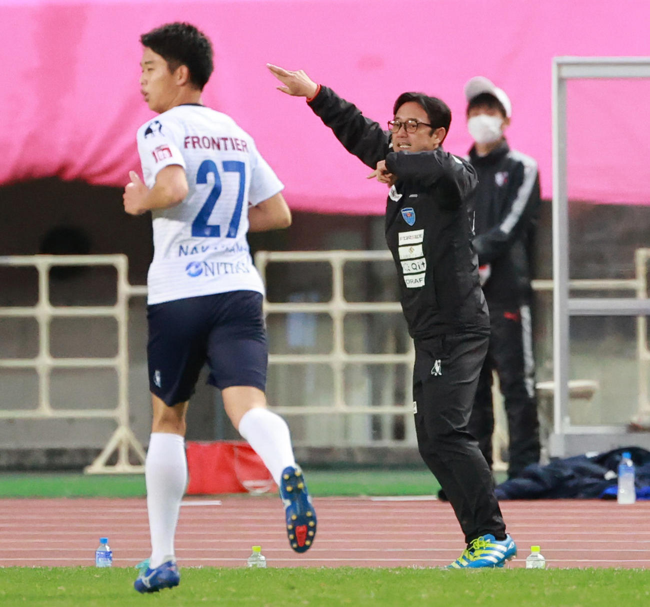 C大阪対横浜FC　後半、指示を出す横浜FC増田監督代行（右）（撮影・清水貴仁）