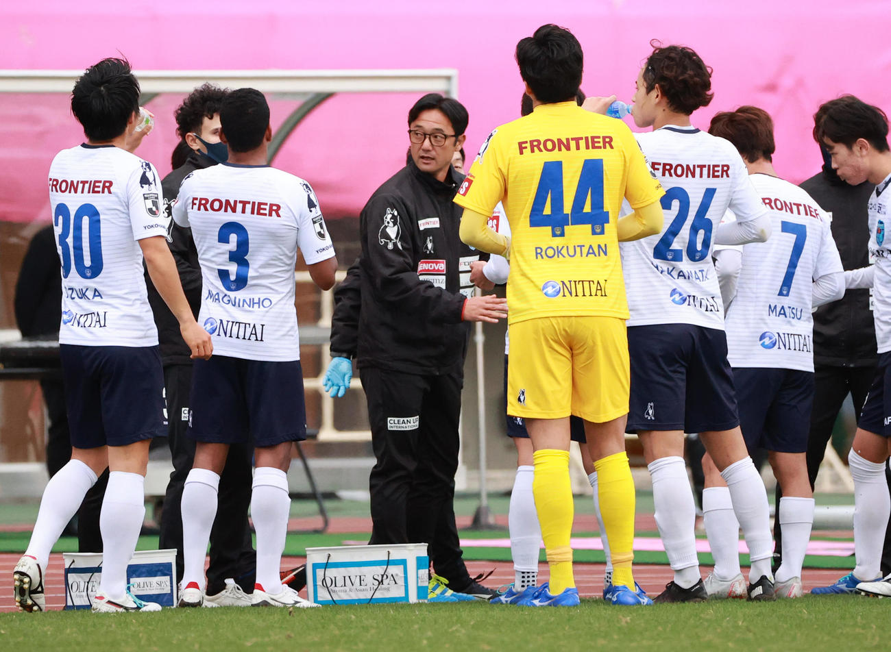 C大阪対横浜FC　前半、飲水タイムを利用し選手に指示を出す横浜FC増田功作監督代行（中央）（撮影・清水貴仁）