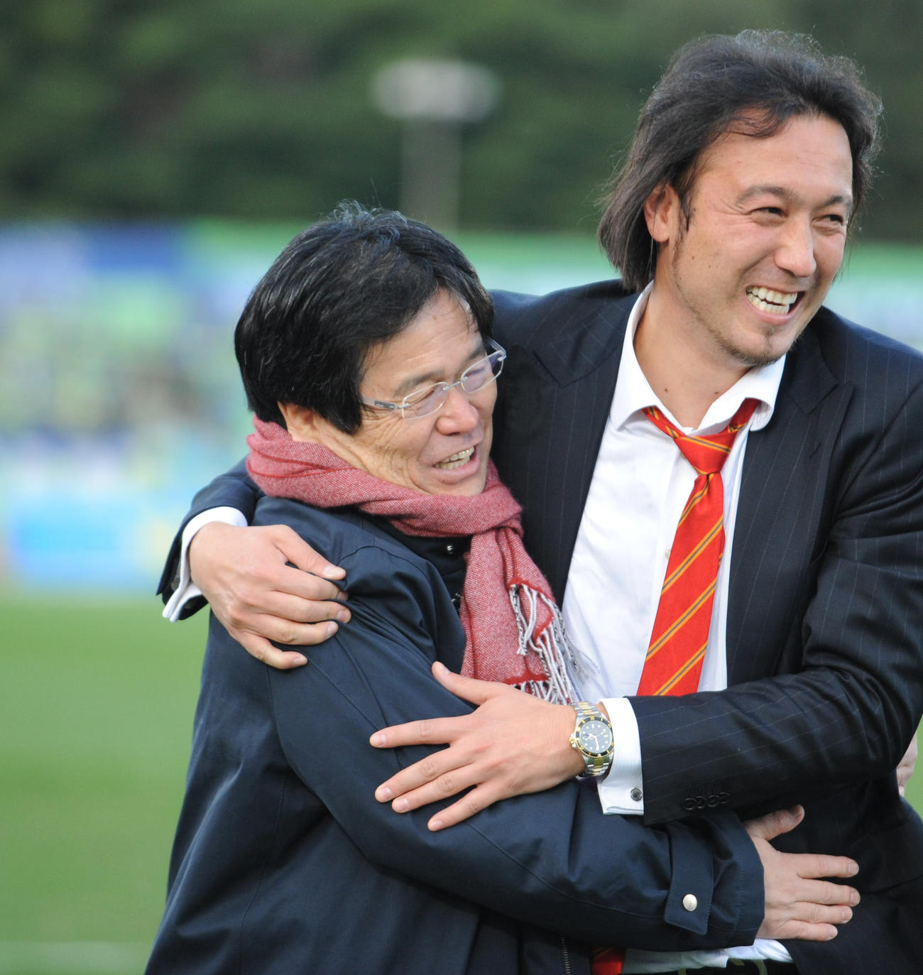 優勝を決め、名古屋の久米GM（左）がDF闘莉王と抱き合う（10年11月20日）