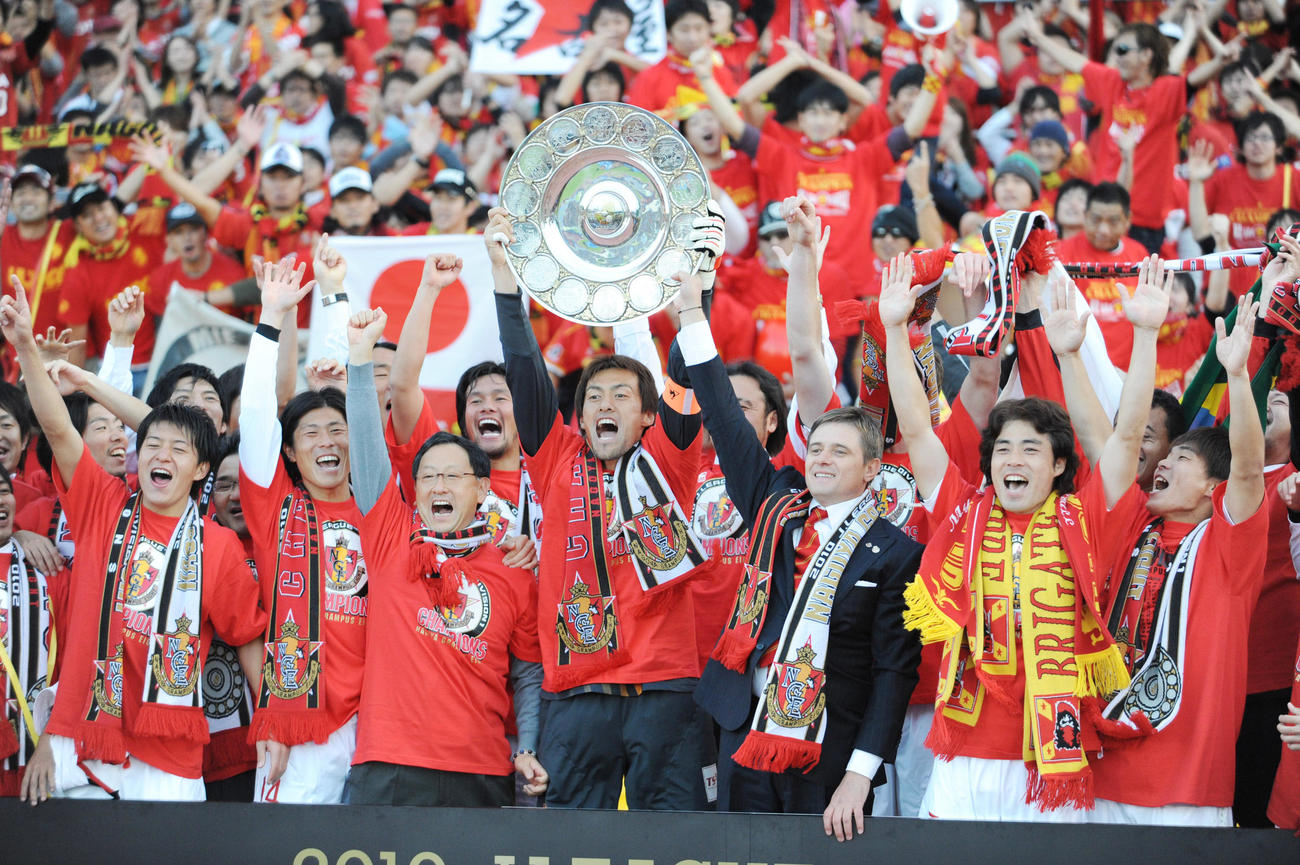 優勝を決めサポーターと一緒に喜びを爆発させる名古屋の選手たち（10年11月20日）