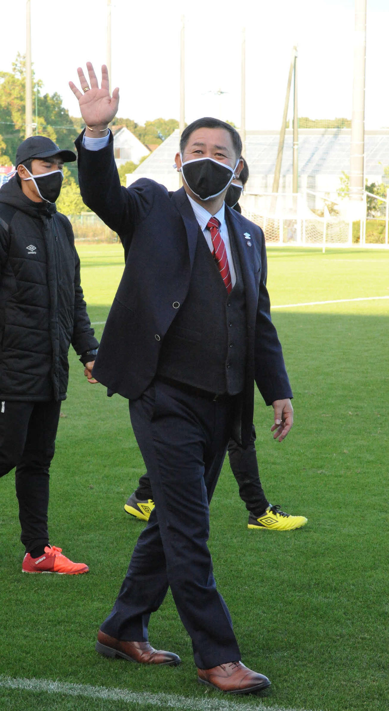 試合後、声援に手を振ってこたえるホンダFCの井幡監督