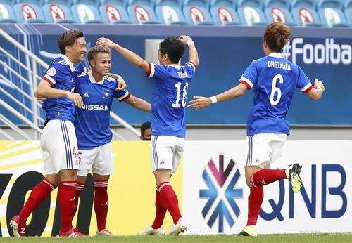 横浜対全北　前半、先制ゴールのティーラトン（左から2人目）を祝福する横浜イレブン（ゲッティ＝共同）