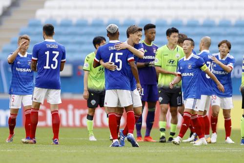 横浜対全北　初の決勝トーナメント進出を決め、喜ぶ横浜イレブン（ゲッティ＝共同）