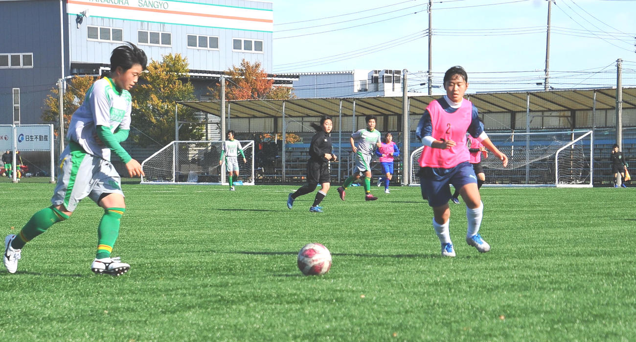 11月15日、帝京長岡と強化試合を行った新潟県女子トレセンU－16の選手ら（右）