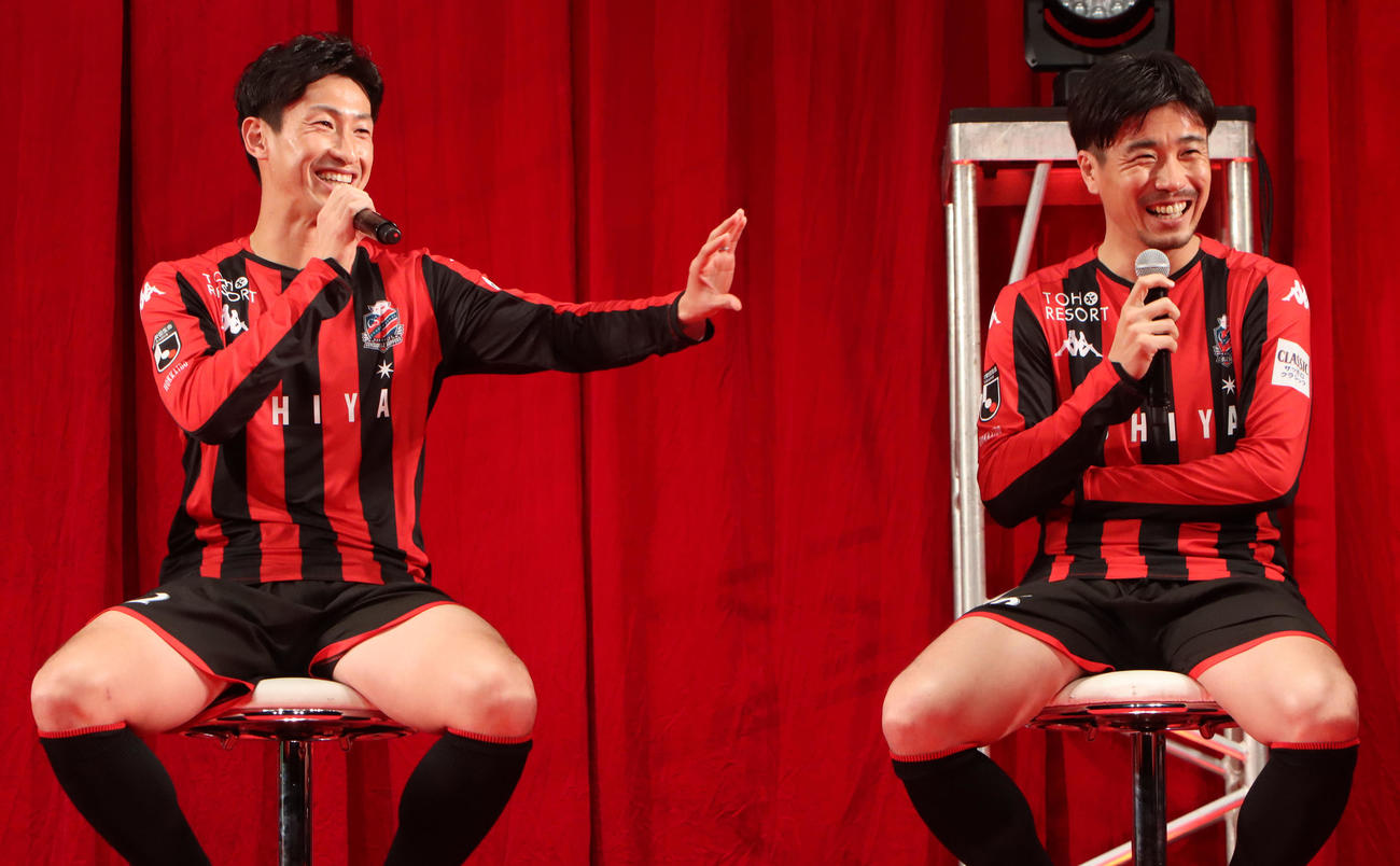 20年1月、トークショーに出演した左からDF石川とMF早坂