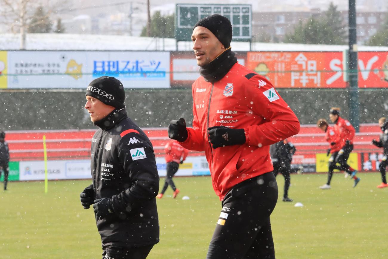 ランニングする札幌FWジェイ（右）（撮影・保坂果那）