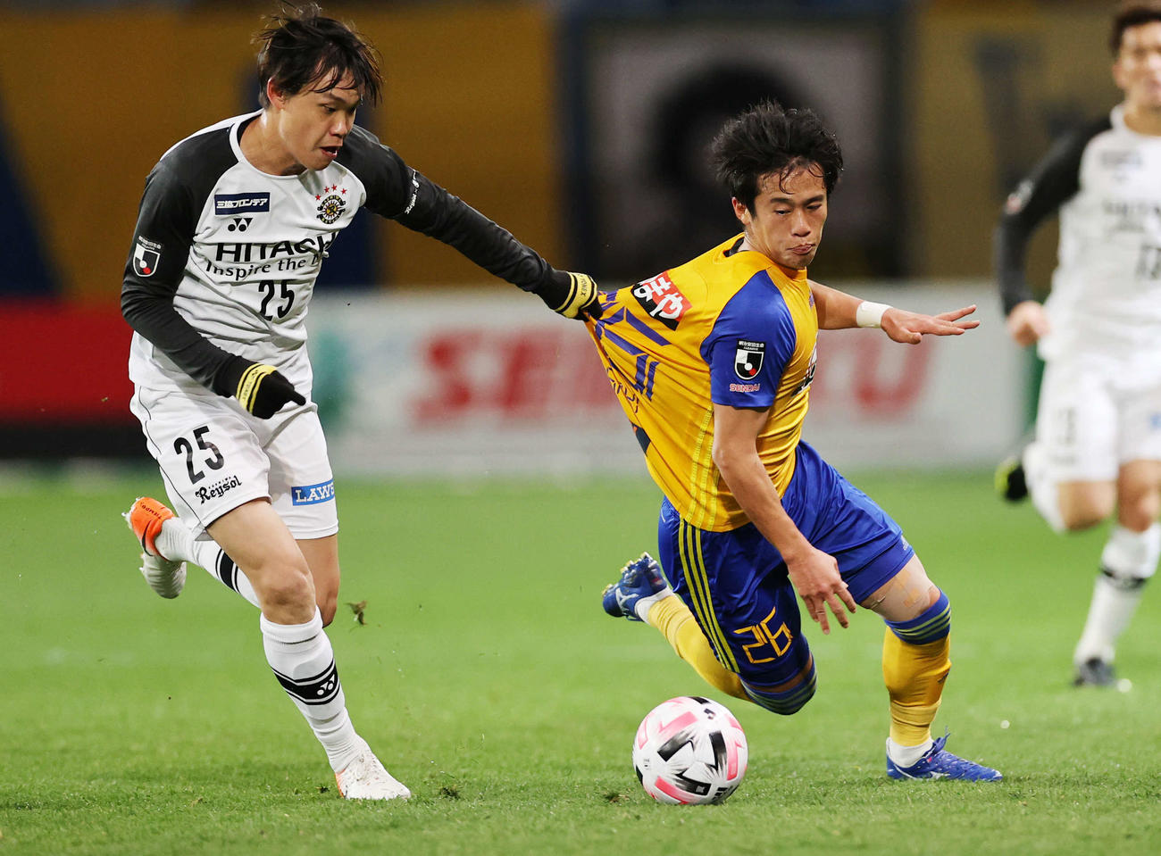 仙台対柏　前半、競り合う柏DF大南（左）と仙台MF浜崎（撮影・野上伸悟）