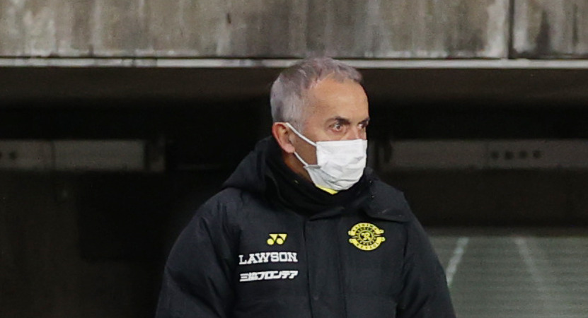 仙台対柏　試合を見つめる柏ネルシーニョ監督（撮影・野上伸悟）