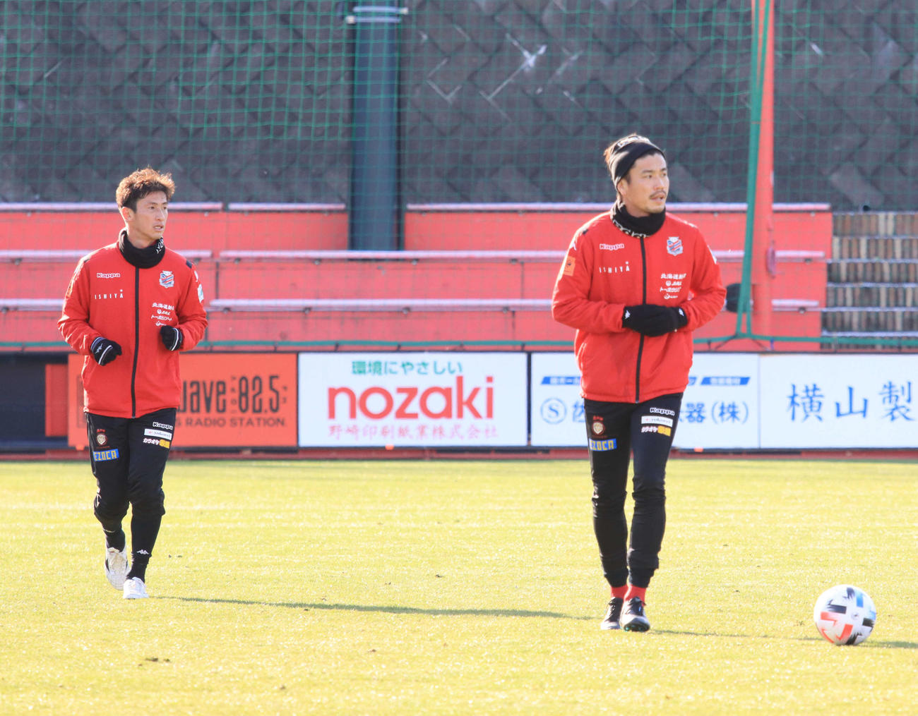 今季限りでの引退を発表した札幌DF石川（左）とMF早坂（撮影・保坂果那）
