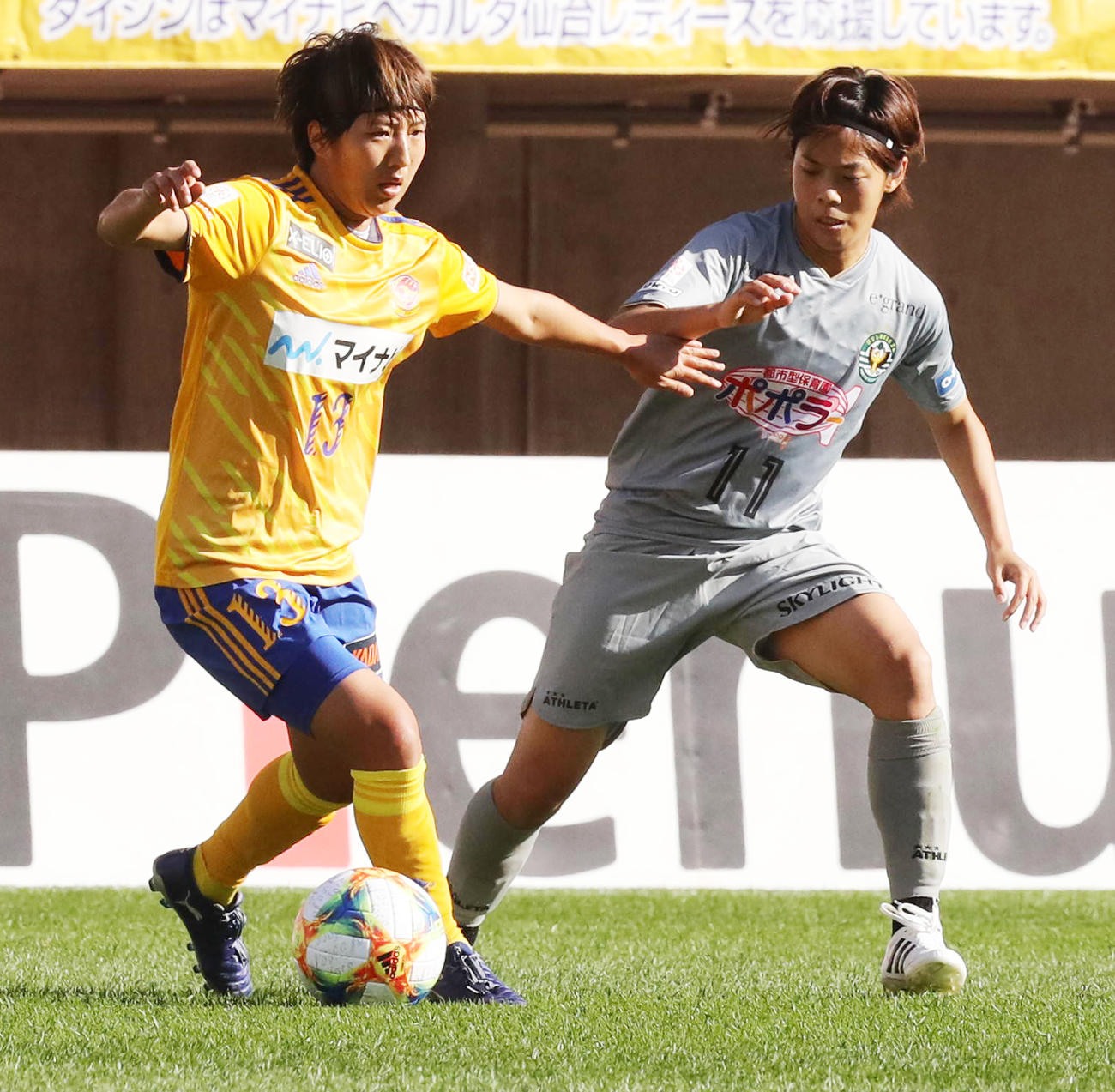 ドリブルする仙台MF隅田（左）（19年11月2日撮影）