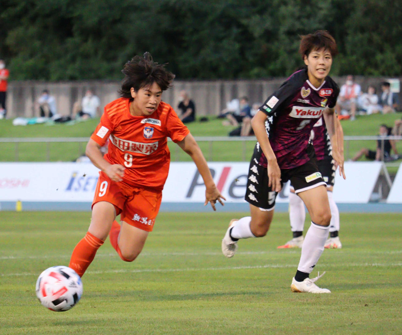 新潟L児野（左）は、3試合連続となるゴールを決める（20年8月22日撮影）