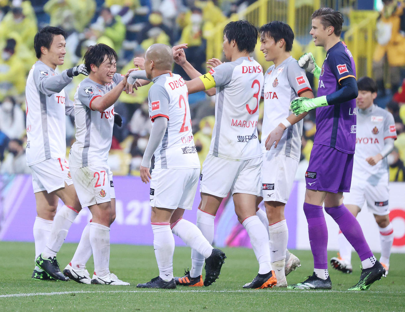 柏対名古屋　柏に勝利した名古屋イレブン（撮影・中島郁夫）
