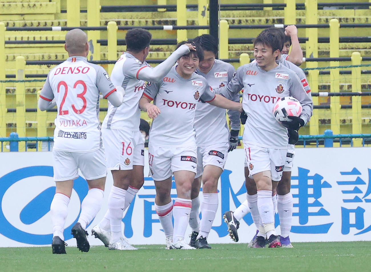 柏対名古屋　後半、先制ゴールを決め祝福される名古屋MF相馬（左から3人目）（撮影・中島郁夫）