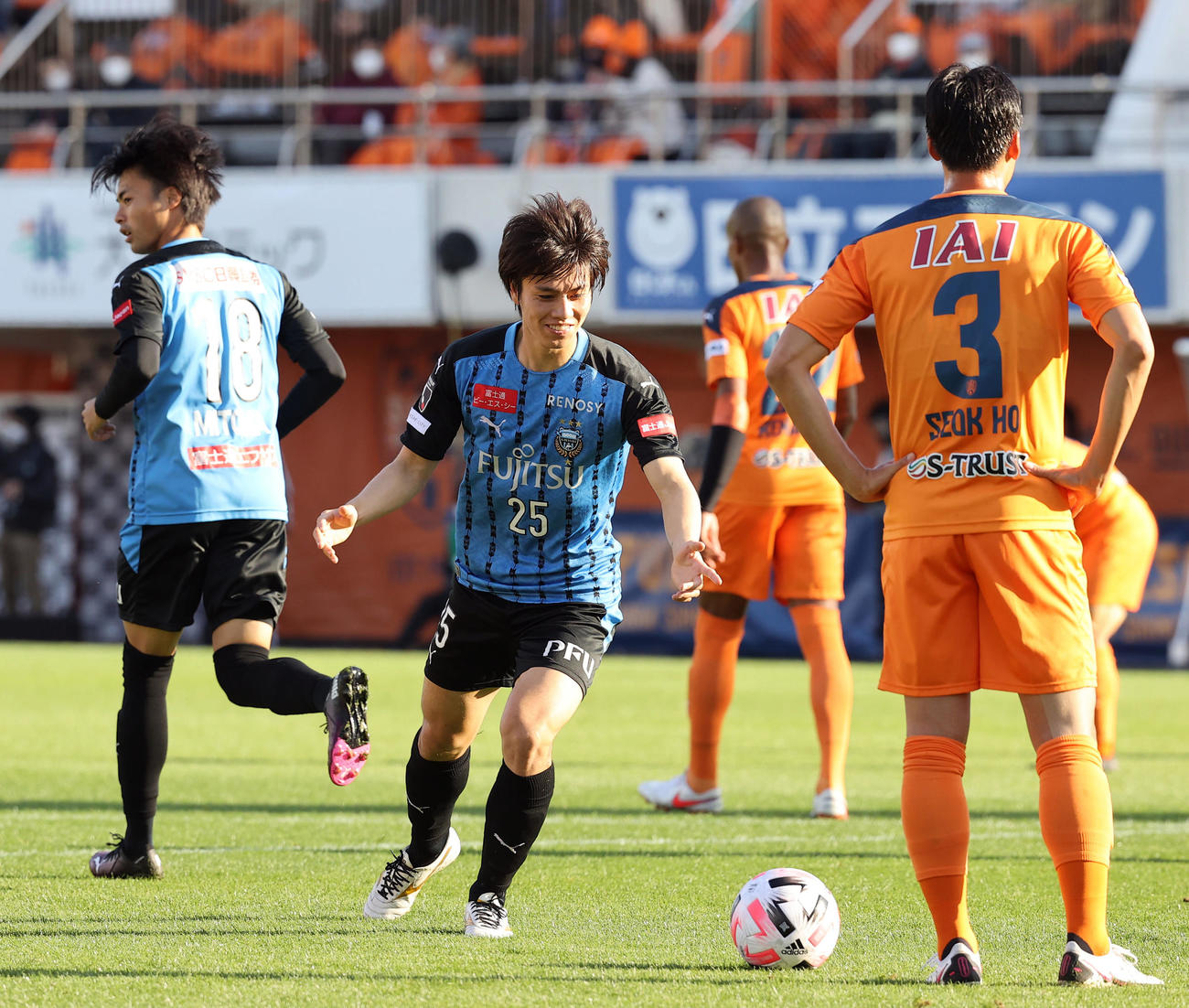 清水対川崎F　前半、右足でゴールを決め笑顔でリスタートを急ぐ川崎F・MF田中碧（中央）（撮影・垰建太）