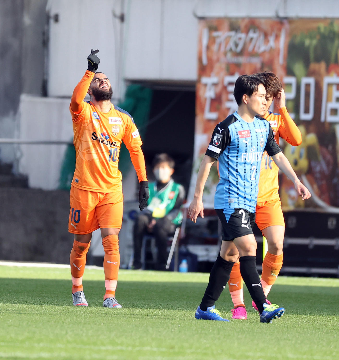 清水対川崎F　前半、右足でゴールを決めポーズを決める清水FWカルリーニョス（撮影・垰建太）