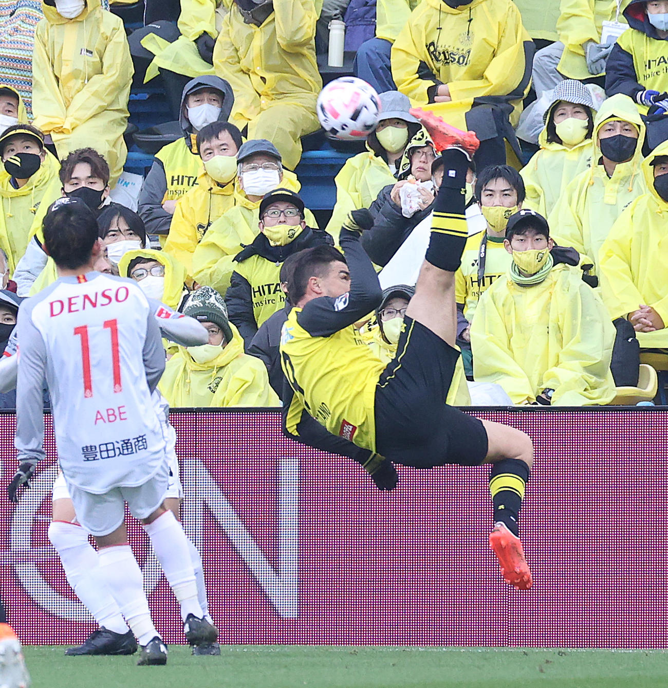 柏対名古屋　前半、オーバーヘッドでボールをクリアする柏MFクリスティアーノ（撮影・中島郁夫）