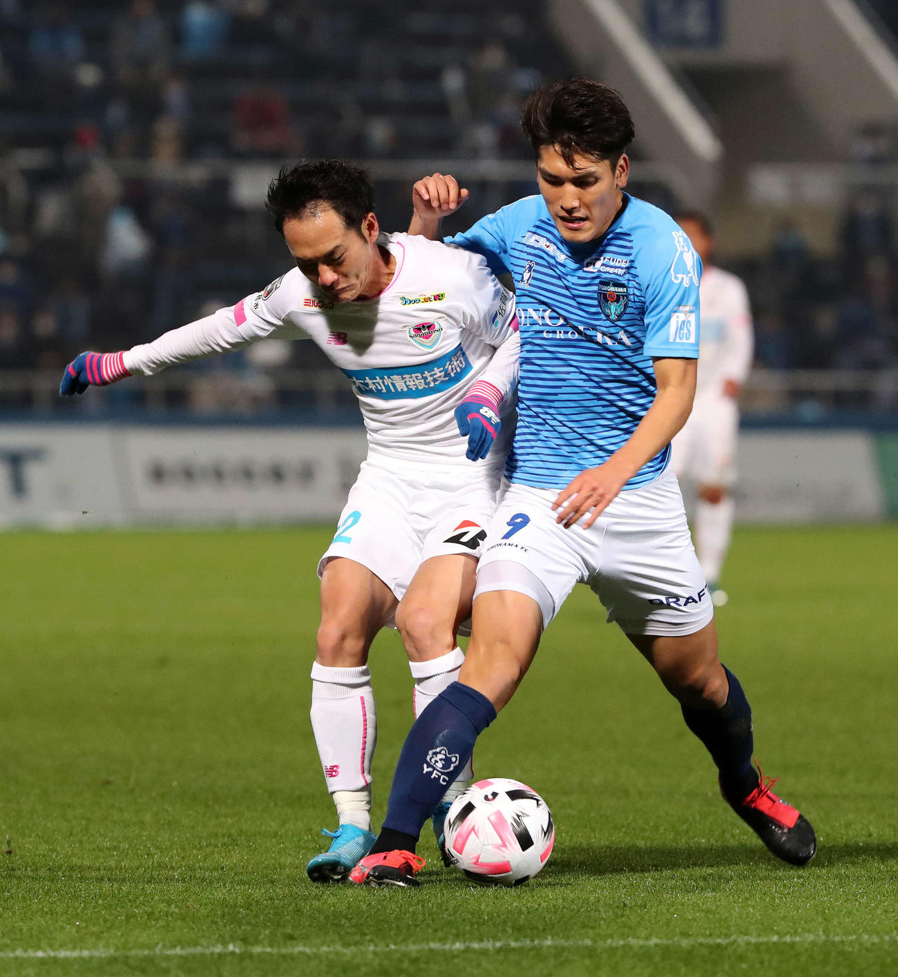 横浜FC対鳥栖　前半、競り合う横浜FC・FW一美（右）と鳥栖FW小屋松（撮影・鈴木正人）