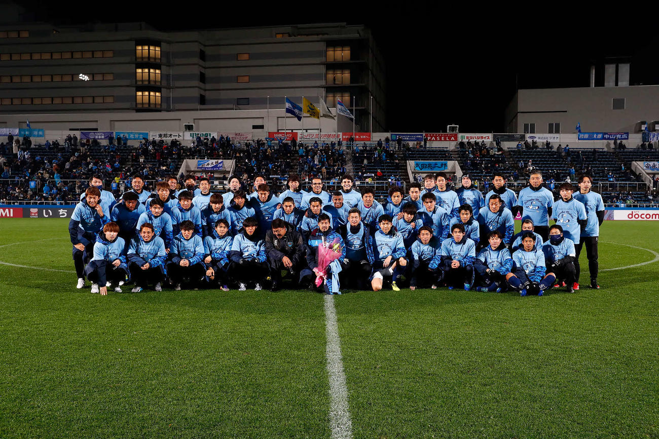 横浜FCイレブンと写真に納まるMF松井（中央）（C）・YOKOHAMA　FC
