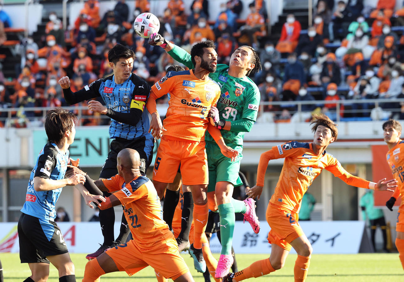 前半、パンチングで阻止する清水GK大久保（中央右）と競り合う川崎F・DF谷口（同左）（撮影・垰建太）