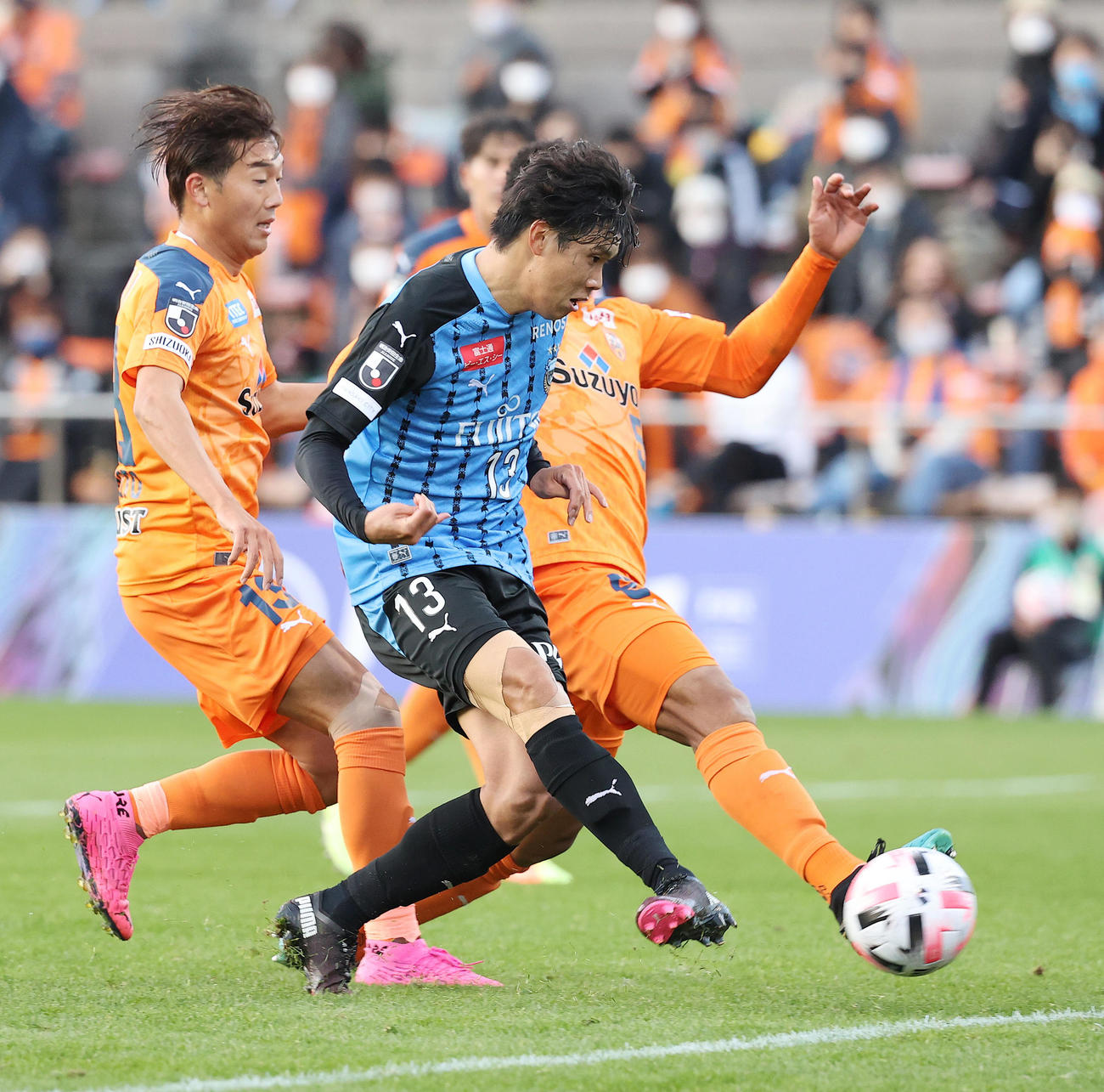 清水対川崎F　後半、右足で同点ゴールを決める川崎F・DF山根（撮影・垰建太）