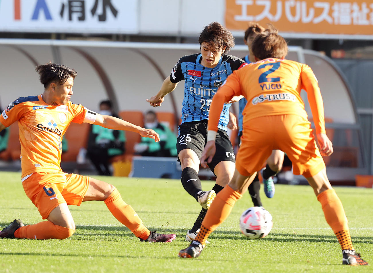 清水対川崎F　前半、、右足でゴールを決め川崎F・MF田中（中央）（撮影・垰建太）