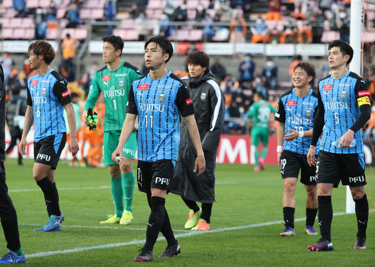 清水対川崎F　同点に終わり悔しげな表情で引き揚げるFW小林（中央）ら川崎Fの選手たち（撮影・垰建太）