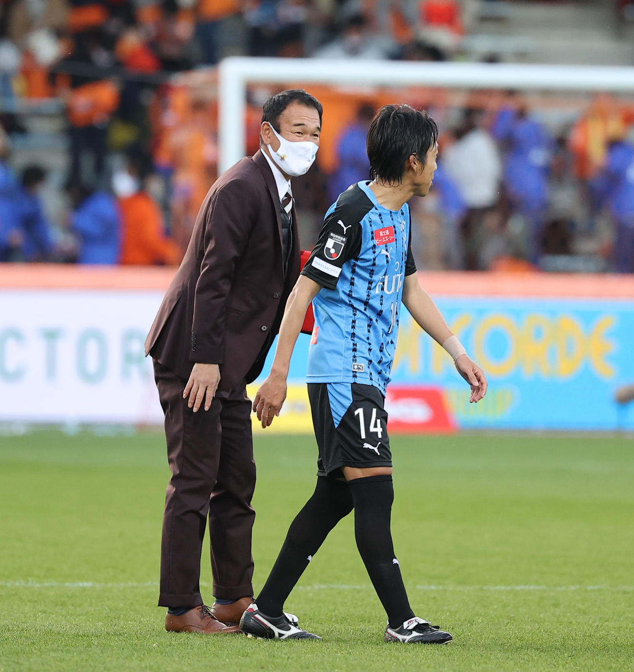 清水対川崎F　試合後、川崎F・MF中村（右）とあいさつを交わす清水平岡監督（撮影・垰建太）