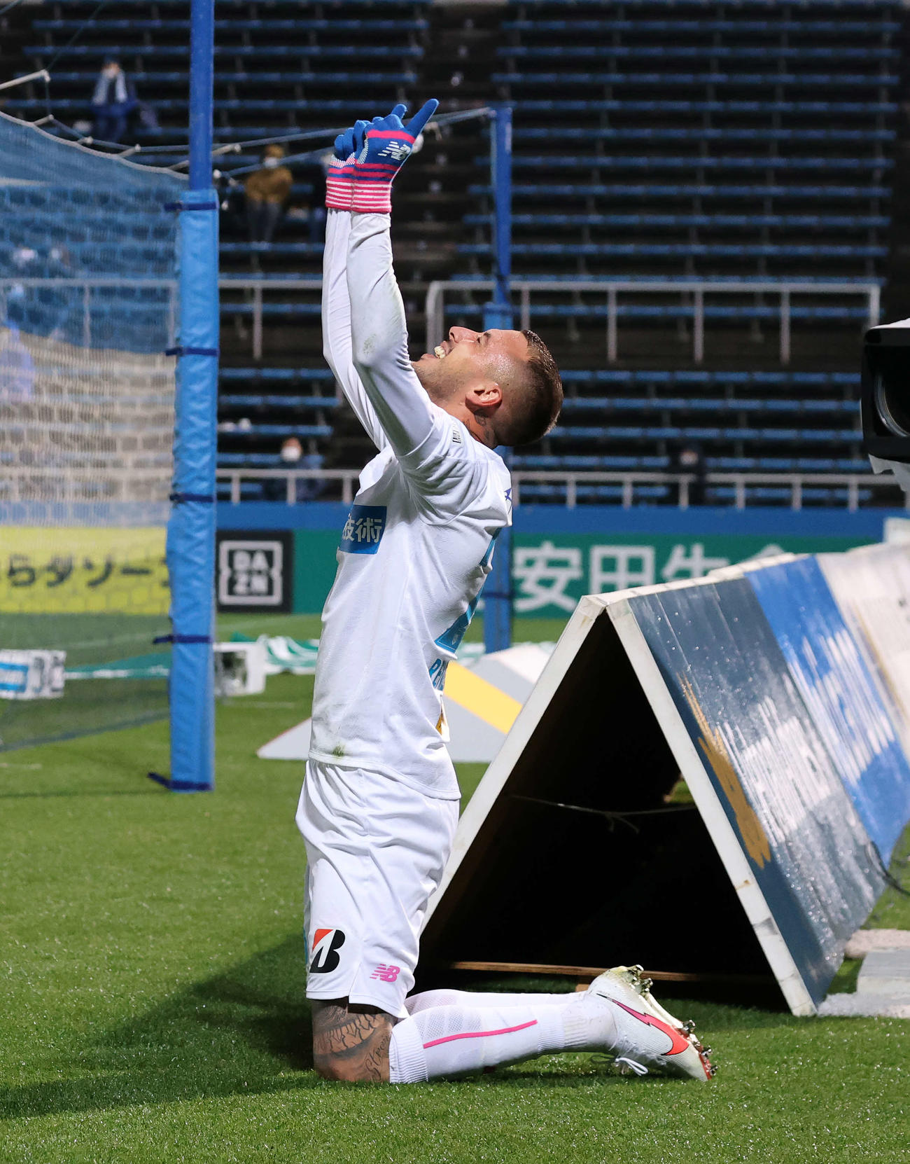 横浜FC対鳥栖　後半、ゴールをを決め喜ぶ鳥栖FWロペス（撮影・鈴木正人）