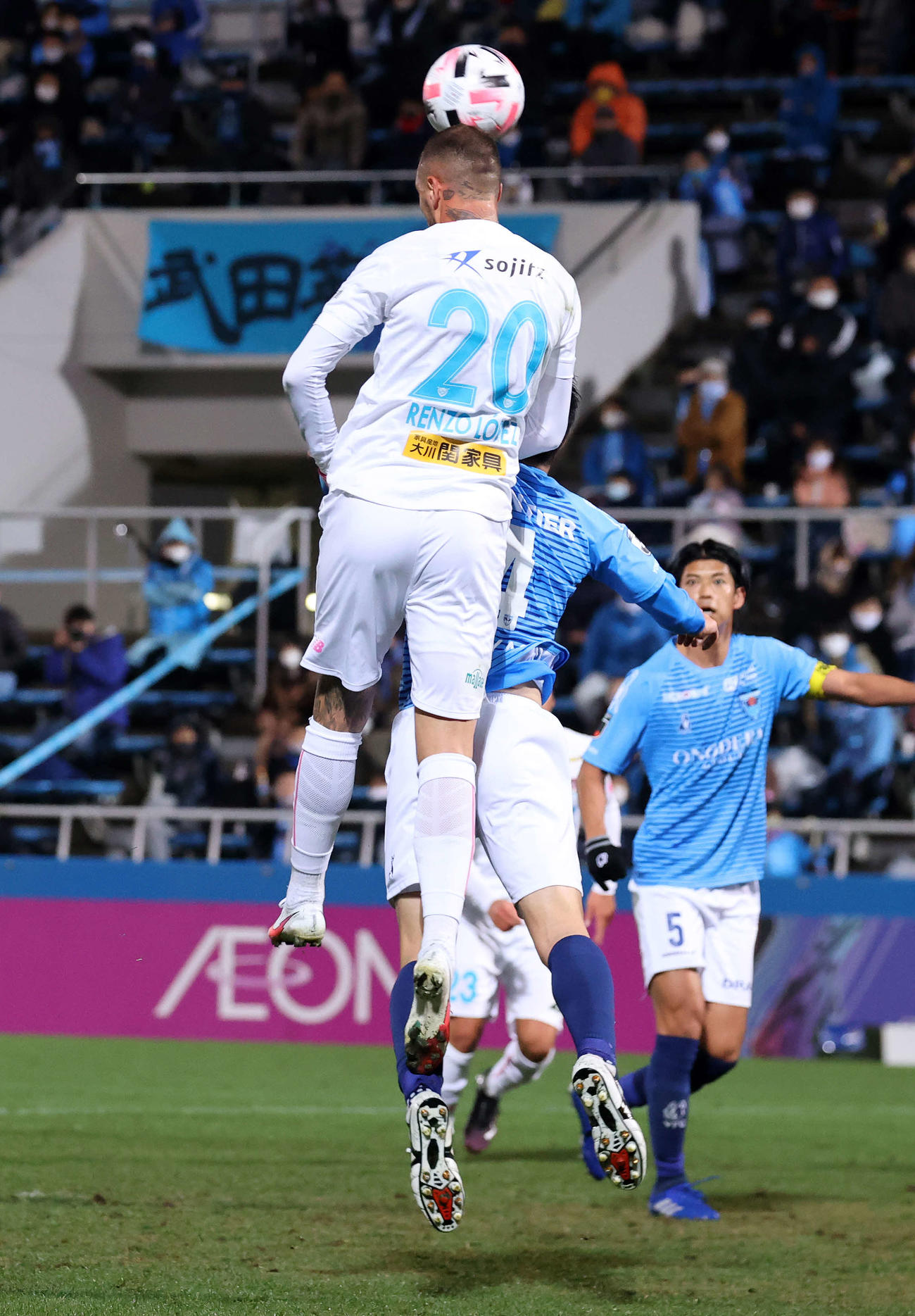 横浜FC対鳥栖　後半、ヘディングシュートを決める鳥栖FWロペス（撮影・鈴木正人）