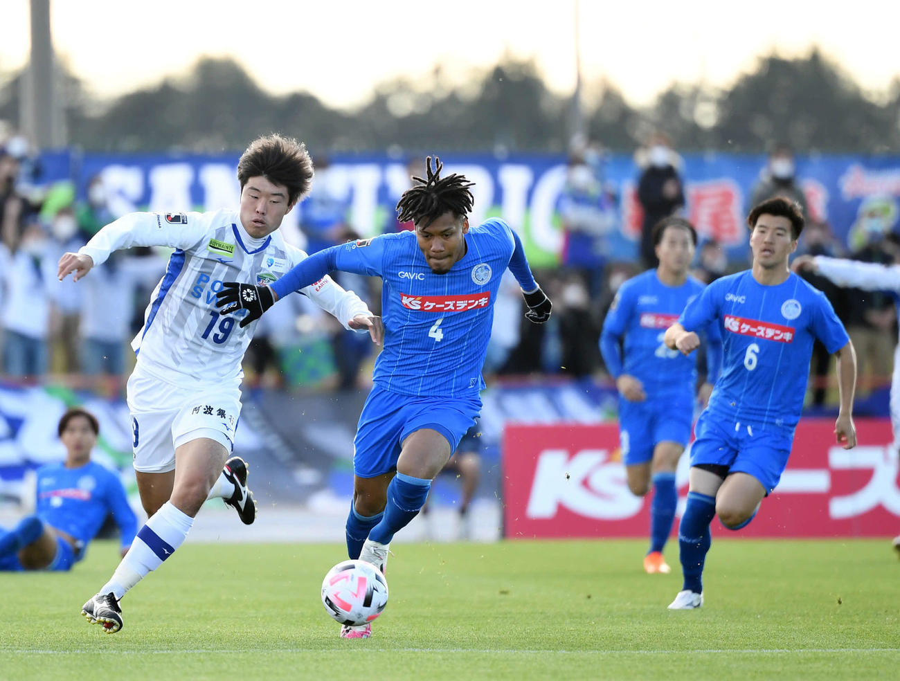 水戸対徳島　前半、競り合う徳島FW垣田（左）と水戸DFンドカ・ボニフェイス（中央）（撮影・横山健太）