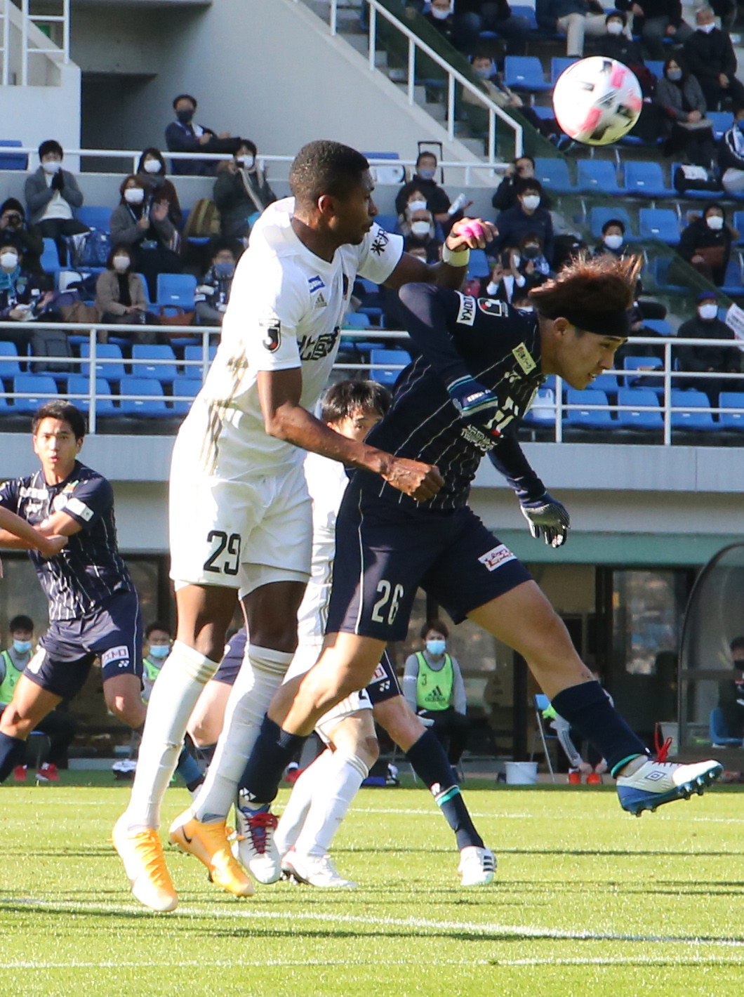 福岡対金沢　前半、CKのボールを競る福岡FW遠野大弥（右）（撮影・菊川光一）