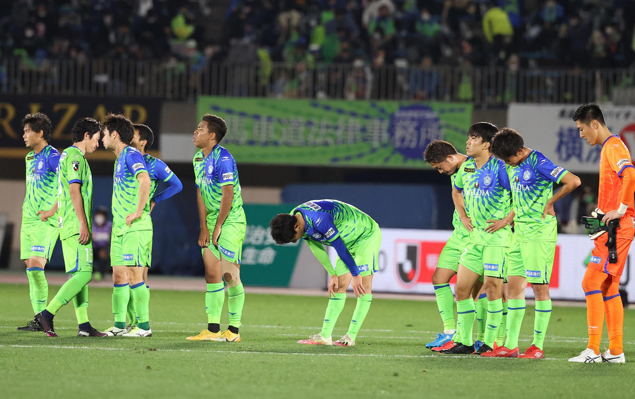 G大阪に敗れ肩を落とす湘南の選手たち（撮影・垰建太）