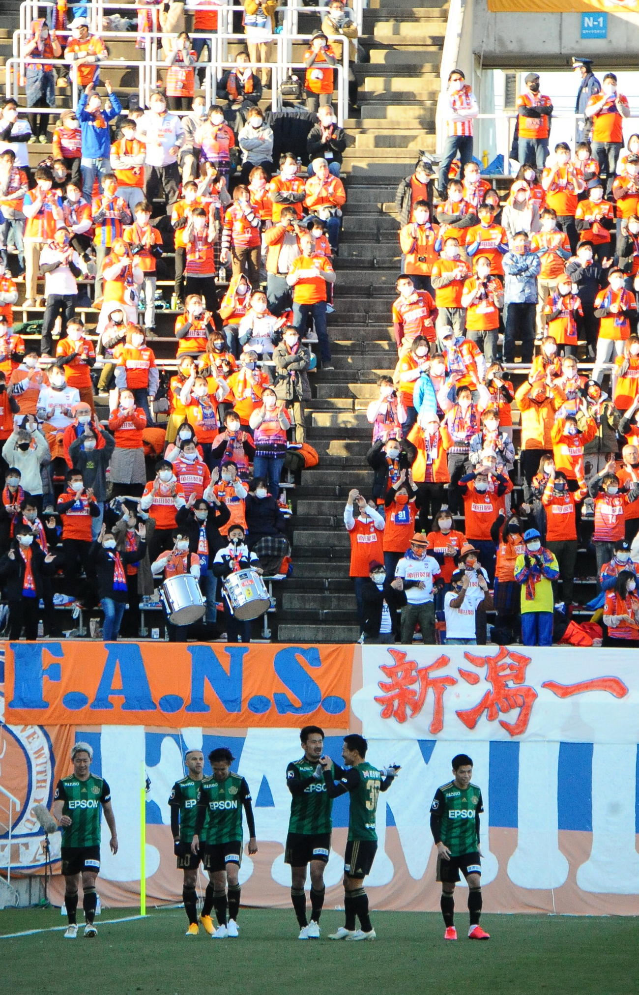 アウェーに詰めかけた新潟サポーターの前で勝ち越し点を奪われる