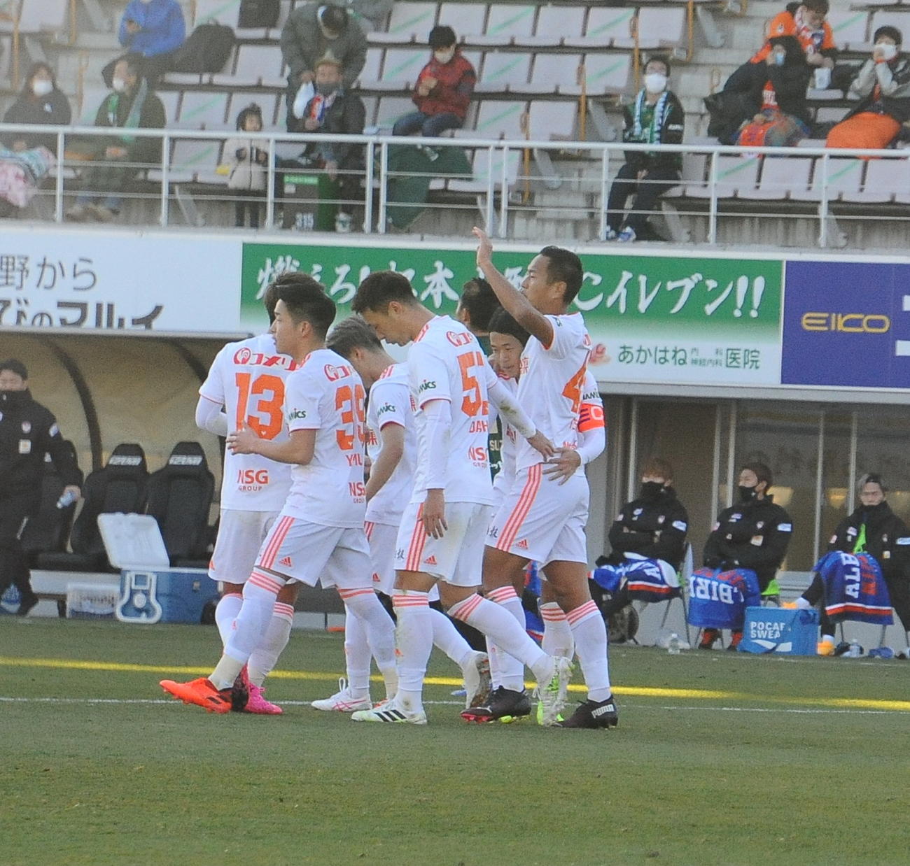 同点PKを決めた鄭大世（右）をチームメートが祝福