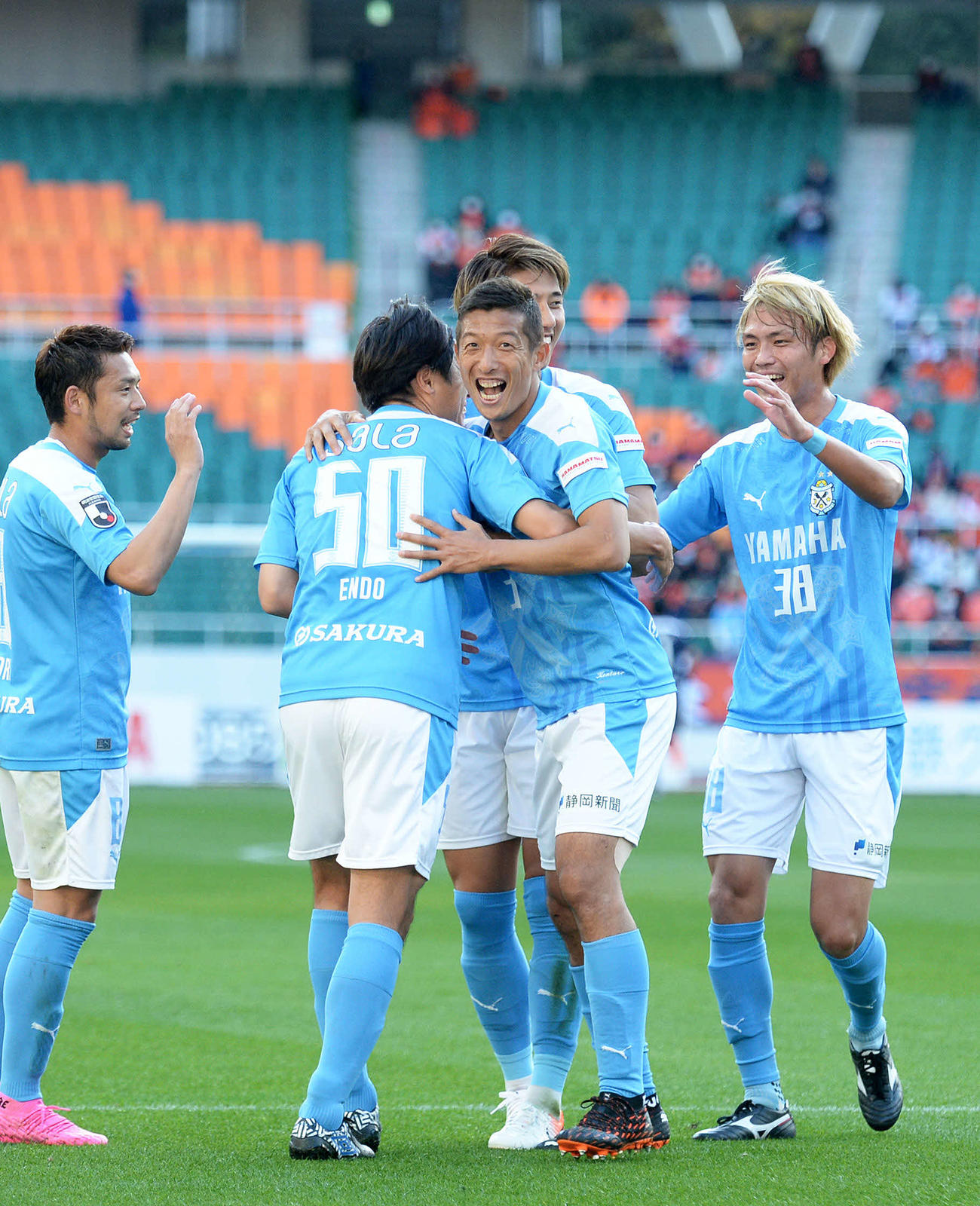 前半21分に先制点を決めた磐田DF大井（左から3人目）は、仲間と喜びを分かち合う