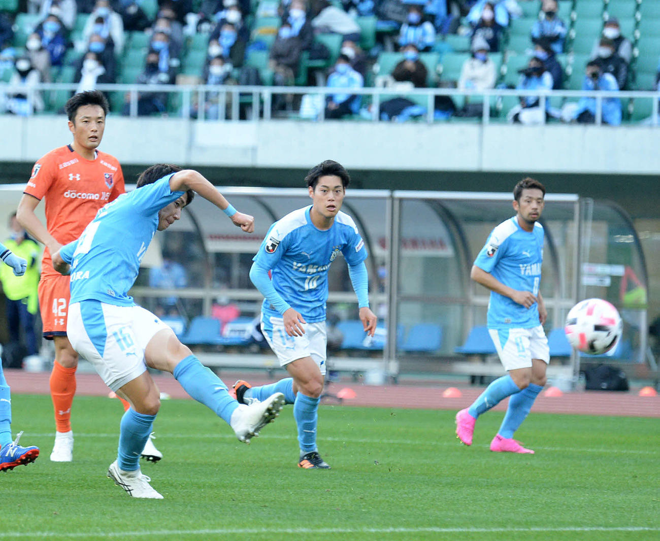前半45分、左足で追加点を決める磐田FW中野（左手前）