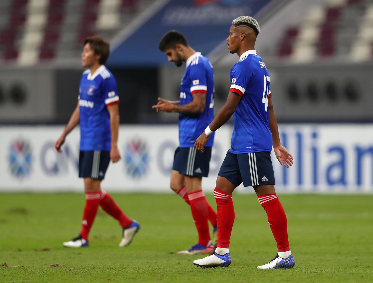 試合に敗れ、肩を落とすマリノスナイン（ロイター）