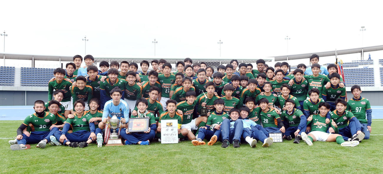 2大会ぶりの王座奪還を目指す青森山田イレブン（撮影・山田愛斗）