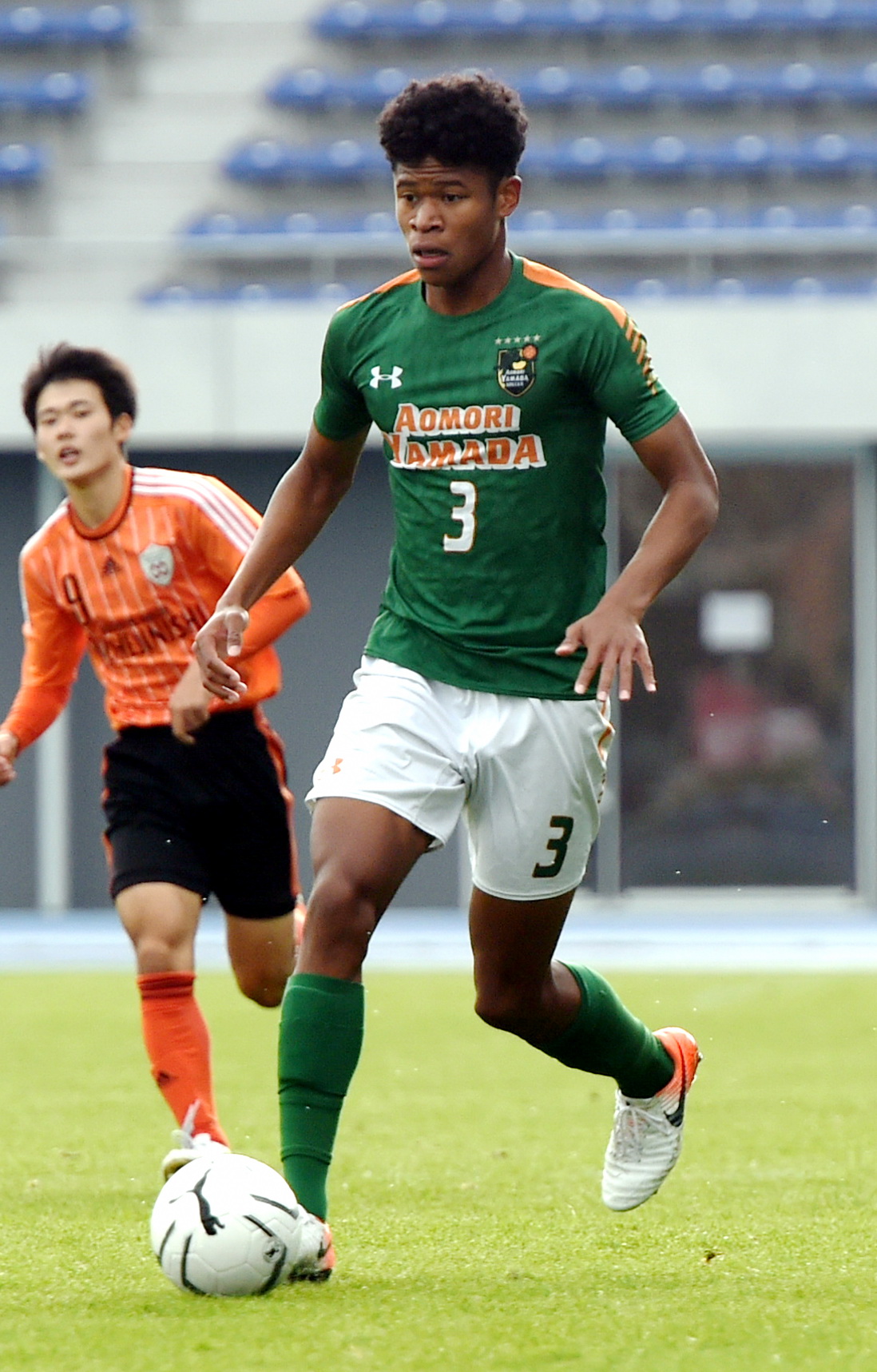 県大会決勝でドリブルする青森山田DFタビナス・ポール（撮影・山田愛斗）