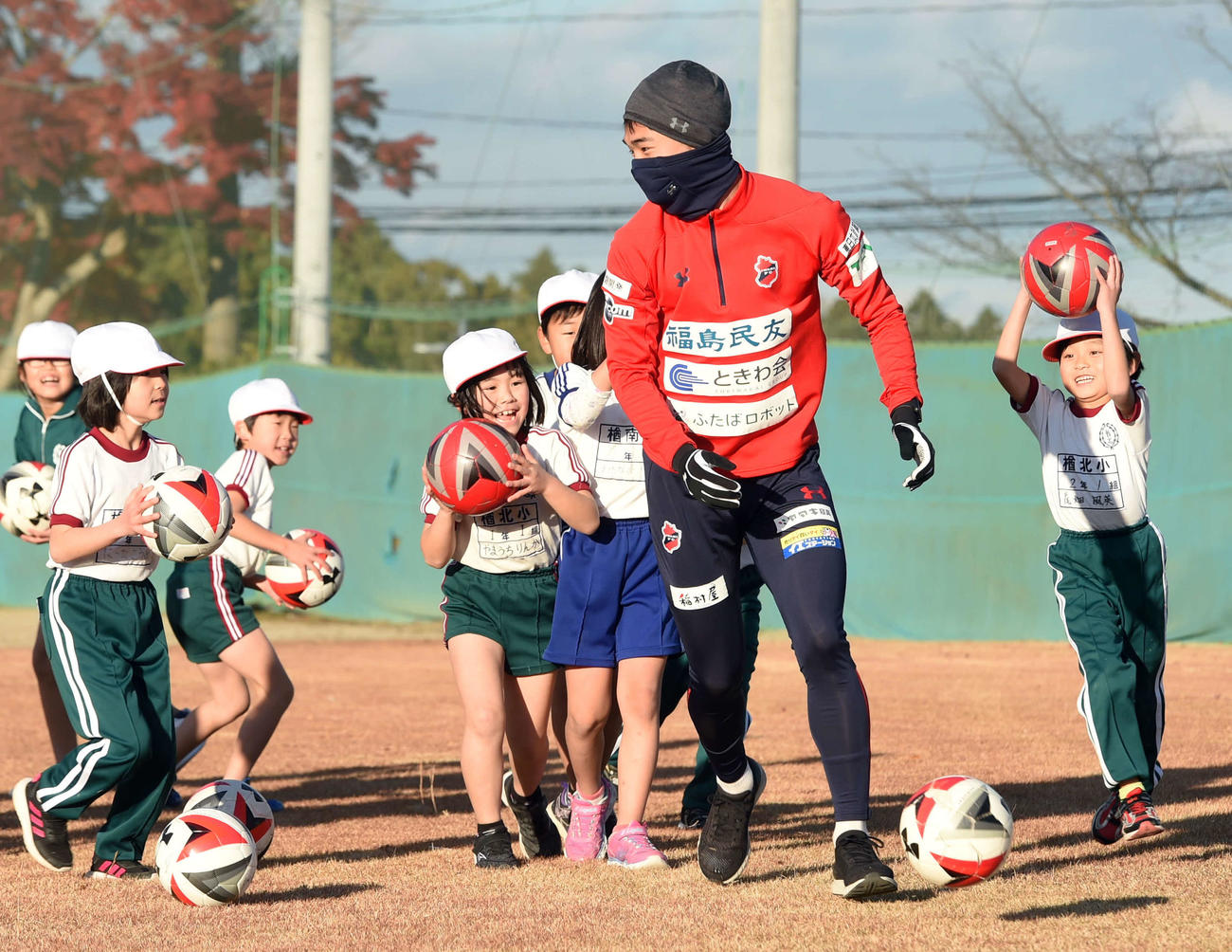 ボール当て鬼ごっこで小学生とふれ合ういわきFC・MF寺村（撮影・相沢孔志）
