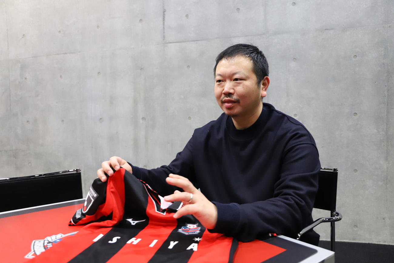 札幌の来季ユニホームのデザインについて語る相沢クリエイティブディレクター