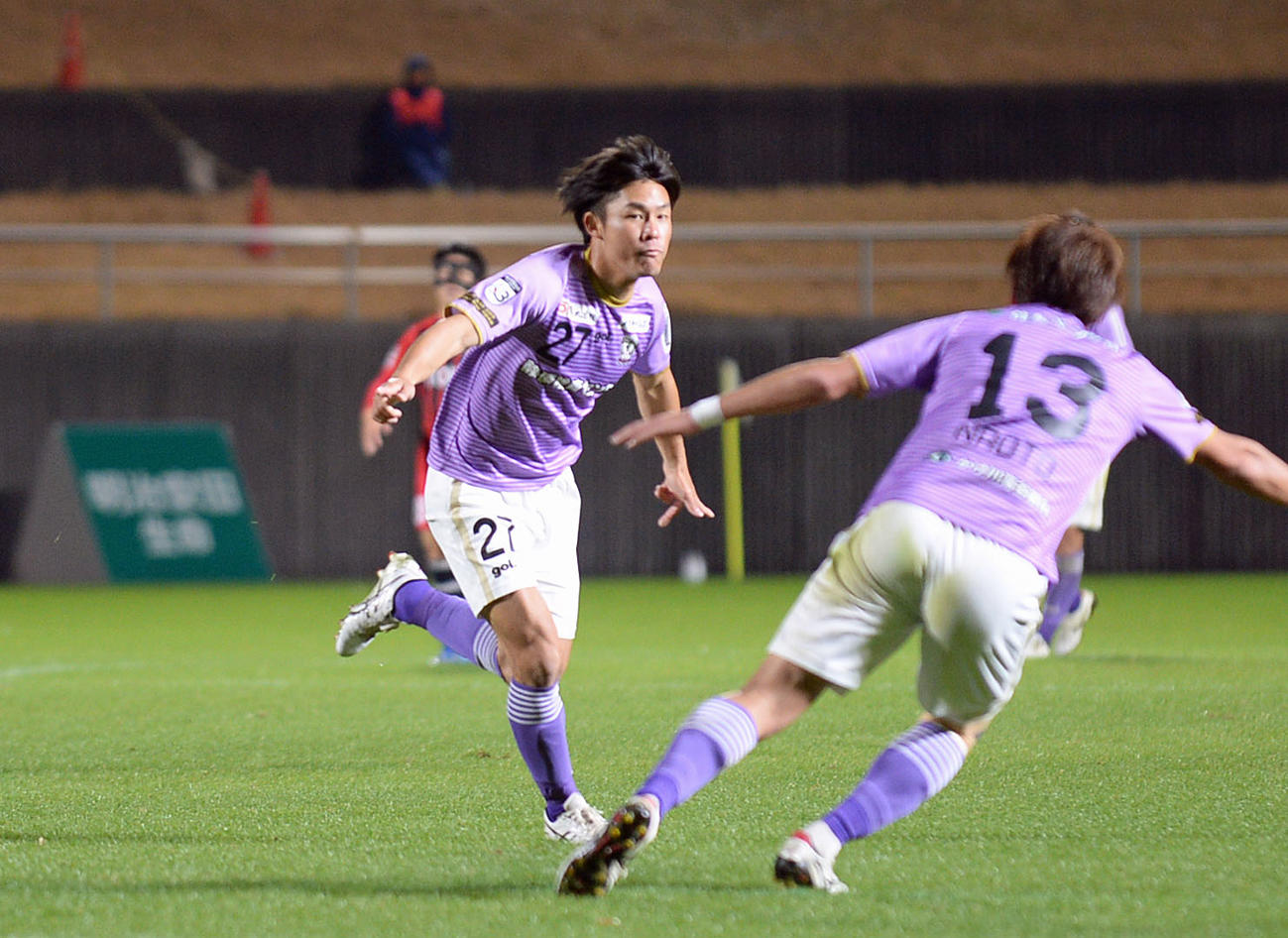 後半42分に決勝点を決め、ベンチに向かって駆けだす藤枝FW吉平（左）