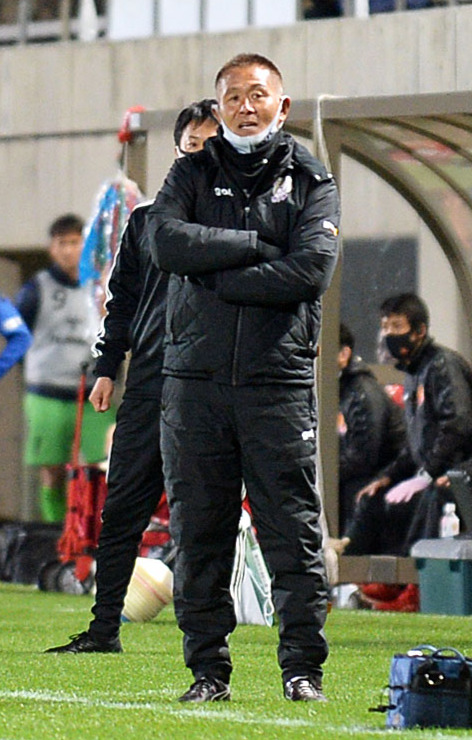戦況を見守る藤枝の石崎監督